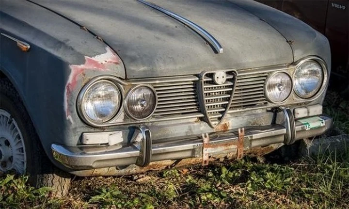 500 automobili giacciono semi-abbandonate su un terreno. La collezione di Leonard