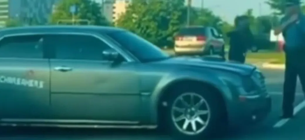 Ragazza con la Chrysler fa il drift e sfiora il poliziotto [Video]