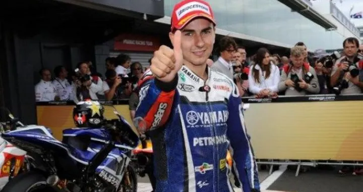 Intervento riuscito per Jorge Lorenzo