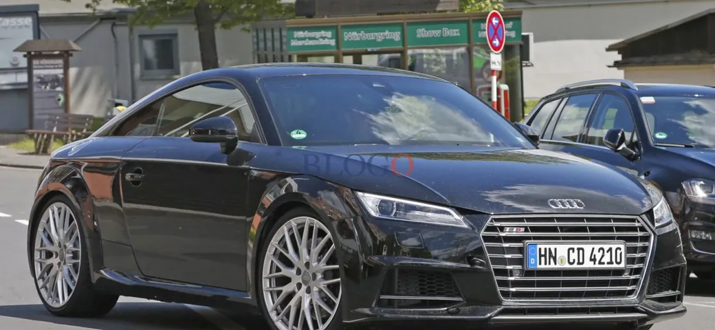 Audi TT RS: foto spia su strada