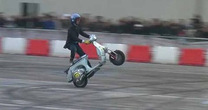 Nicola l'impennatore (Vespa freestyle) al Motor Bike Expo' di Verona 2010