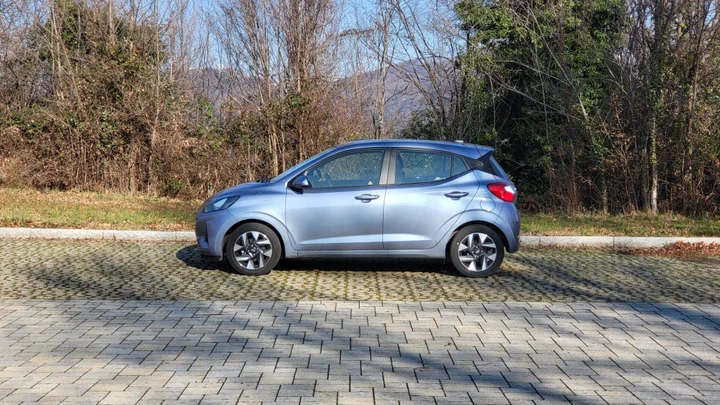 Hyundai i10 2024: piccola citycar, grande anima. Caratteristiche e PROVA SU STRADA