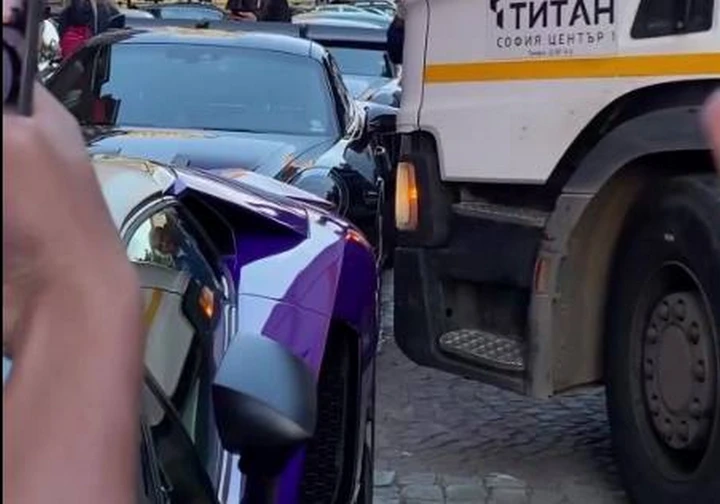 Camion osa lo sfioro di Lamborghini e Porsche | Video