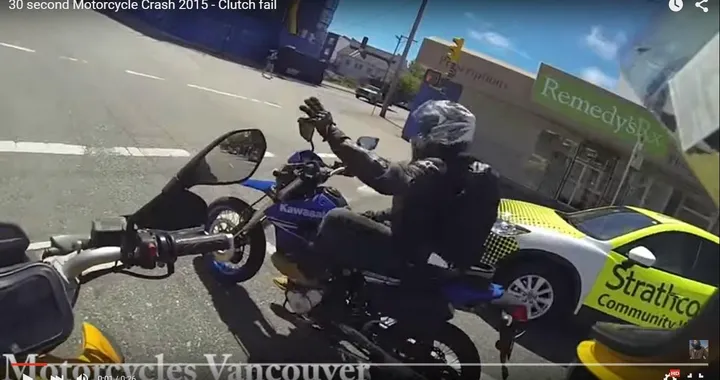 Incidente singolare ad un incrocio di Vancouver [Video]