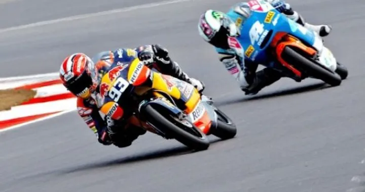 125: Marquez centra la seconda vittoria consecutiva a Silverstone, Espargarò e Smith alle sue spalle