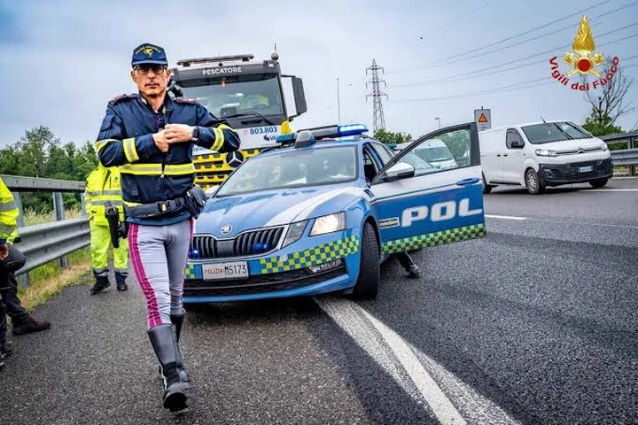Tesla contromano in autostrada: patente addio, auto sequestrata e multa fino a 8.186 euro
