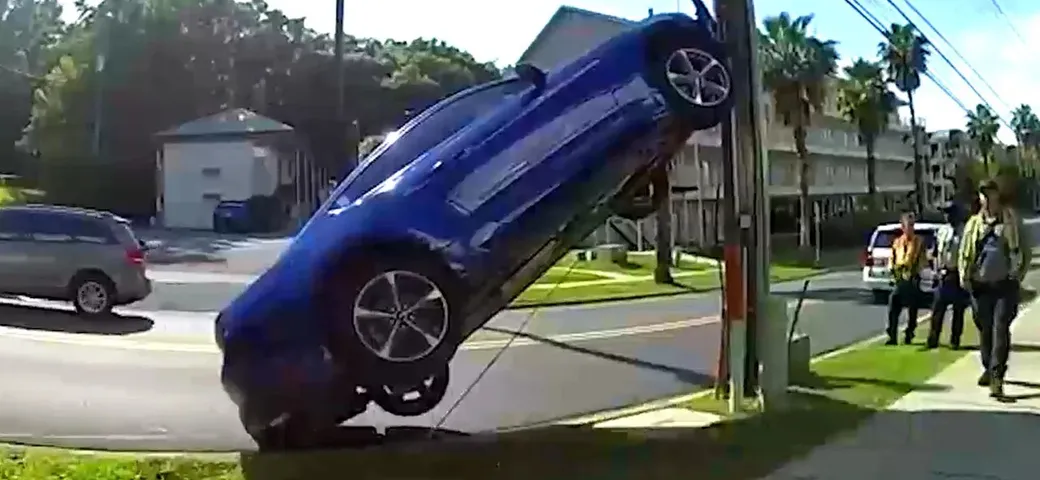 Ubriaco sulla Ford Mustang finisce sul palo della luce [Video]