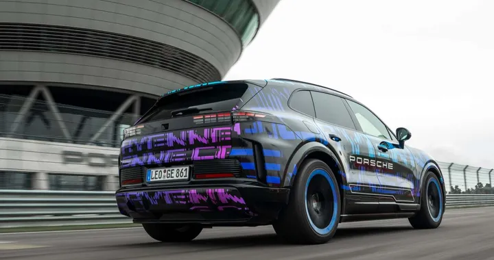 Porsche rilancia i motori a combustione ma svela il Cayenne Electric
