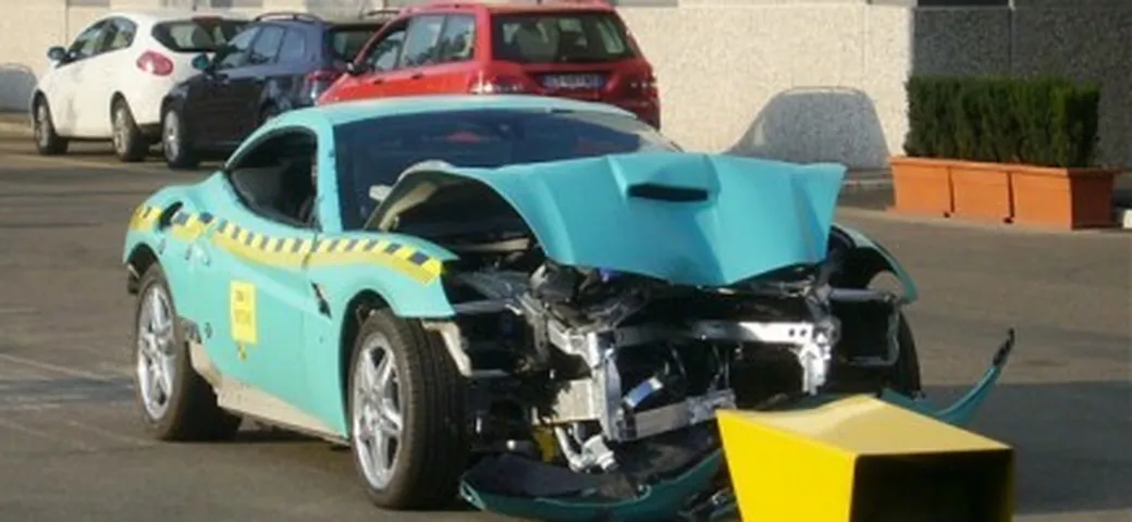 Il crash test della Ferrari California: bellezza sprecata