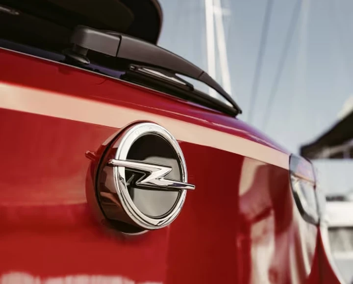 Opel rinuncia al 100% elettrico, avanti con le termiche anche dopo il 2028