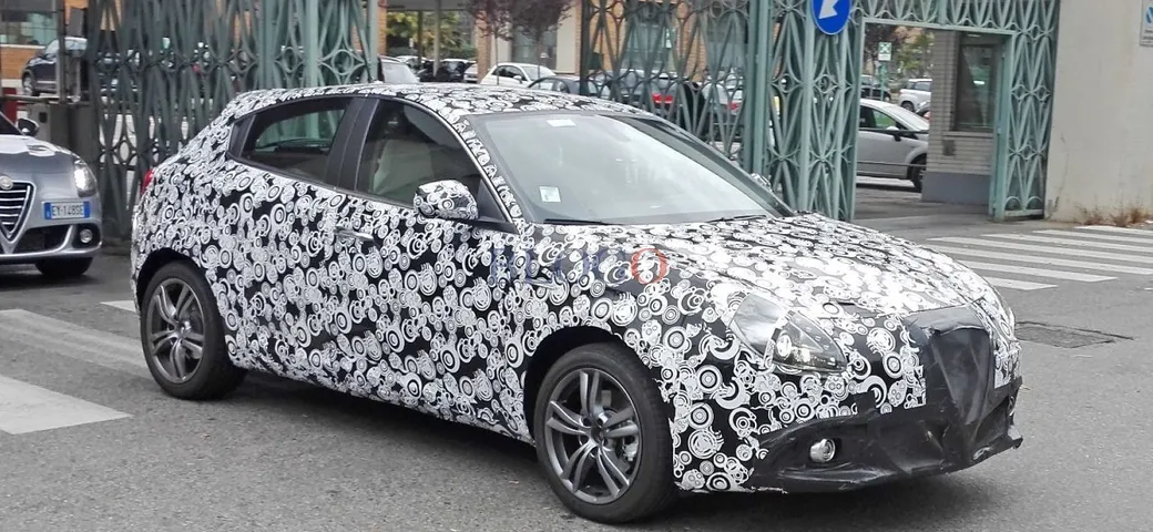 Le prime foto spia della rinnovata Alfa Romeo Giulietta