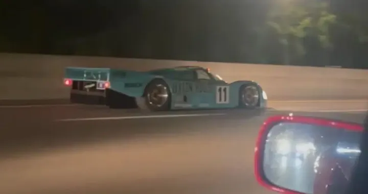A bordo di Ferrari F40 non crede ai suoi occhi, sorpassato da una leggenda
