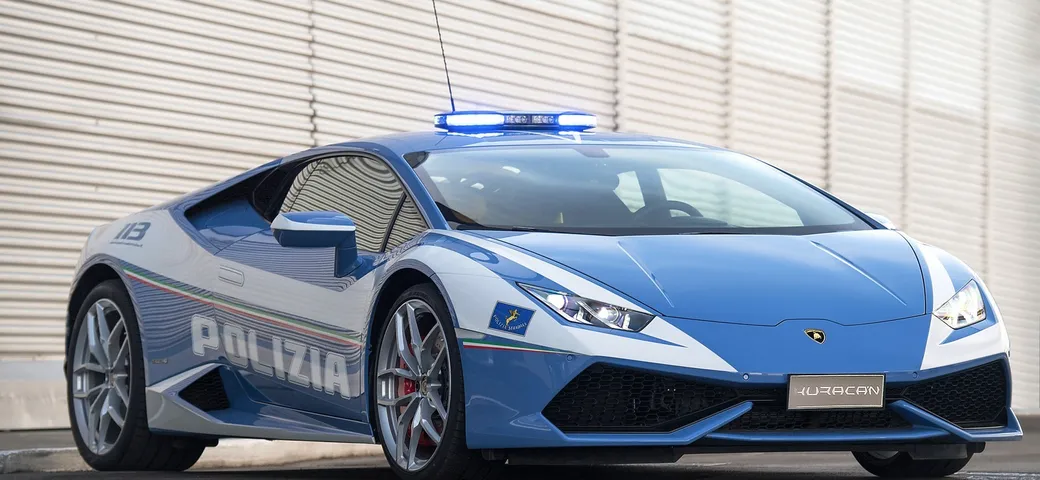 Supercar forze dell'ordine: servizi veloci