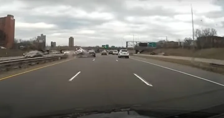 SUV impazzito sorpassa a destra e tampona un'auto in autostrada [Video]