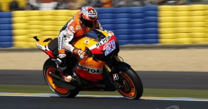 MotoGp, Le Mans: Stoner in fuga da dominatore, penalità per il Sic. Rossi a podio.