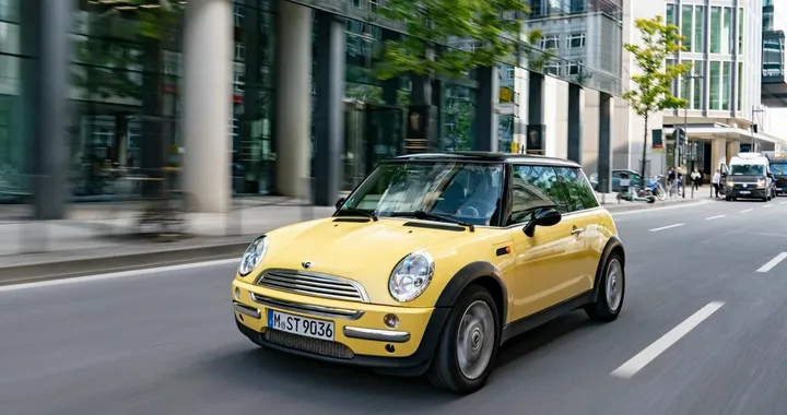 MINI: 20 anni per la seconda generazione di un mito