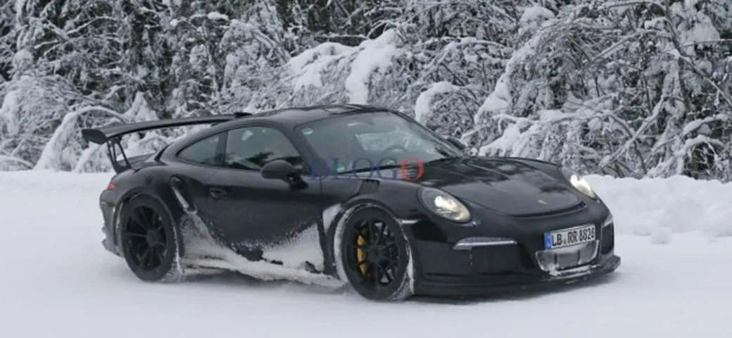 Porsche 911 GT3 RS: foto spia sulla neve