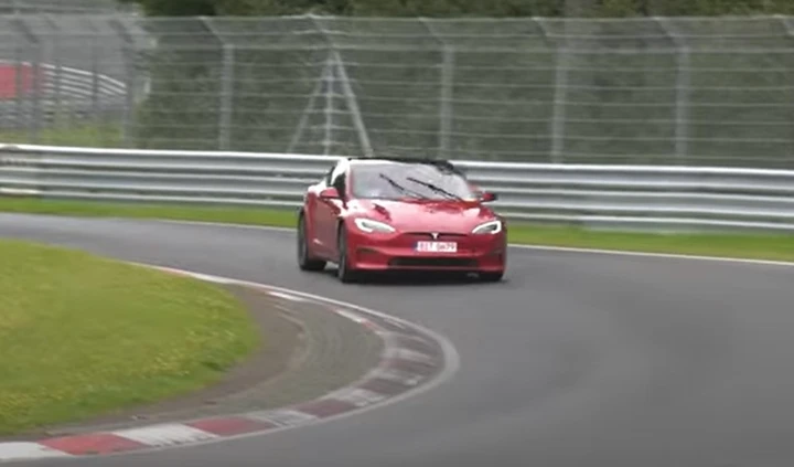 La Tesla Model S Plaid spinta al limite al Nurburgring [Video]