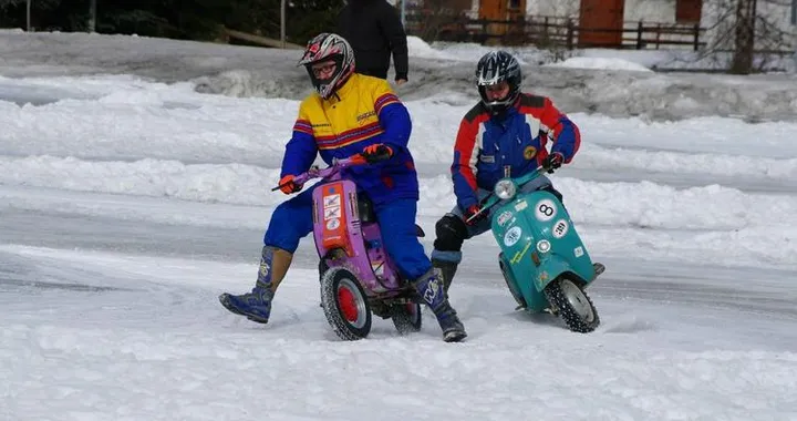 Ice Pragelato 2T: gara di Vespa sul ghiaccio