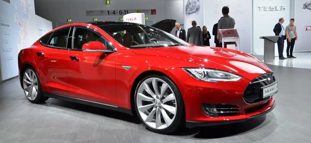 Tesla vale più di Mercedes (ma solo in borsa)