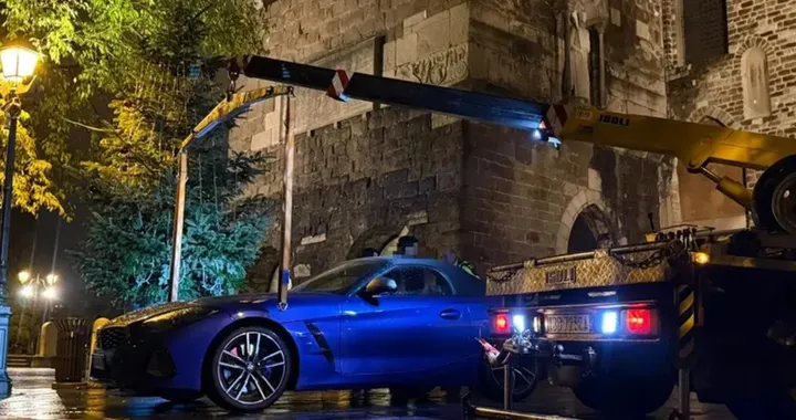Con la BMW finisce sulla scalinata di San Giusto, serve la gru