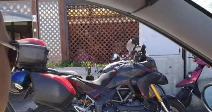 Foto spia Ducati Multistrada (Stradaperta) 2010: spuntano le borse da viaggio