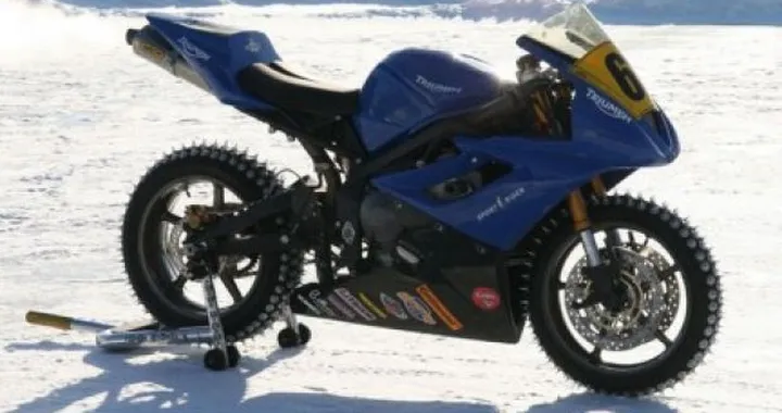 Foto del giorno: la Daytona 675 "chiodata"