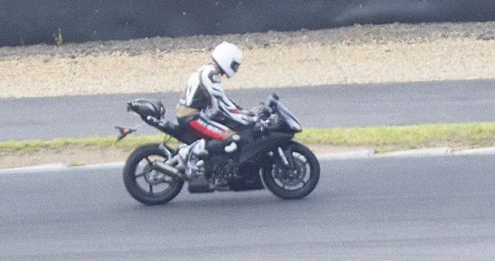 Yamaha R1 2015: nuova foto spia