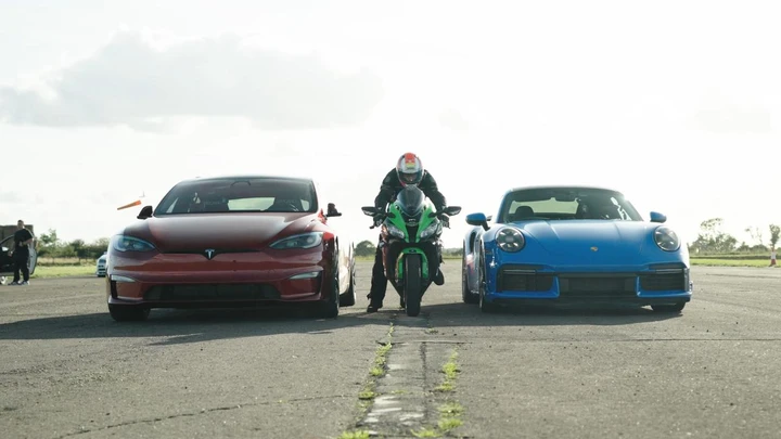 Kawasaki Ninja ZX-10R vs Tesla Model S Plaid vs Porsche 911 Turbo S: chi vince la drag race?
