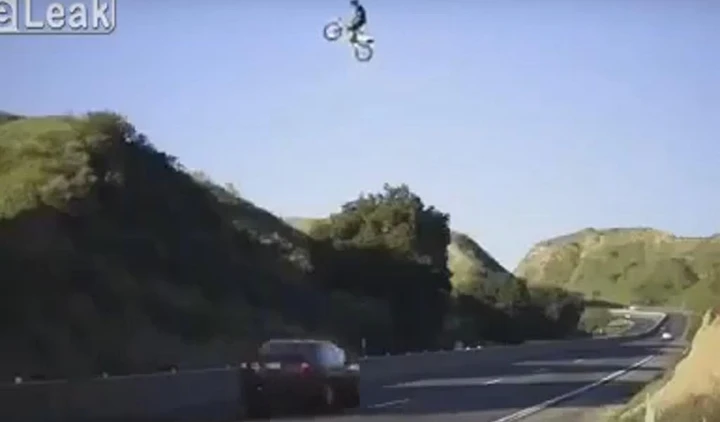 Folle salto dell'autostrada in California [Video]