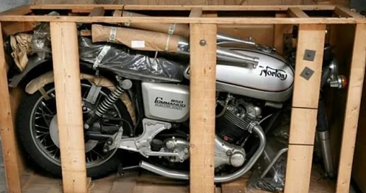 Ritrovato un lotto di 11 Norton Commando 850 del 1975... nuove!