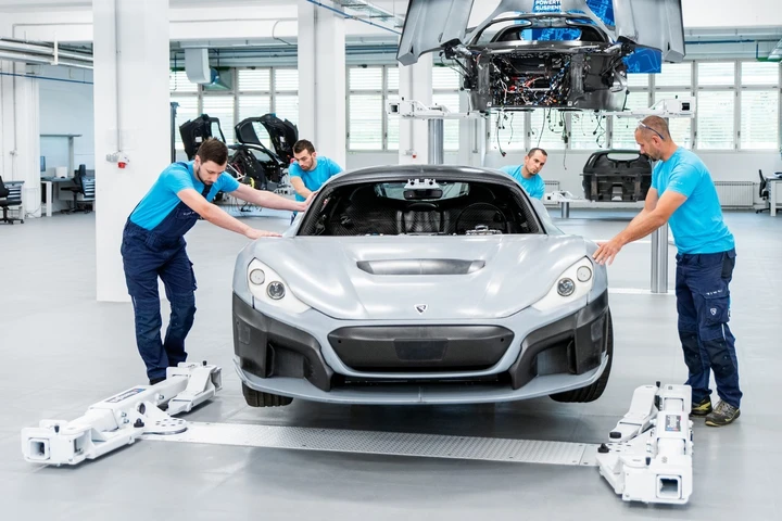 Rimac C Two: l'hypercar elettrica croata piace al mercato