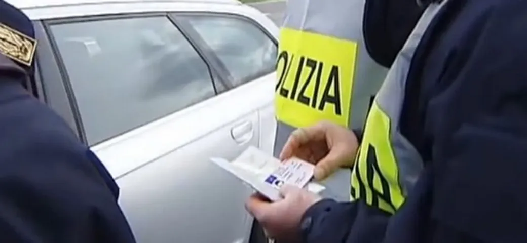 Scappa dopo un incidente, ma perde la targa e viene preso