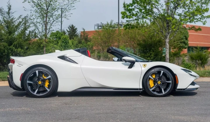 Ferrari SF90 corre tanto forte quanto il suo deprezzamento da record