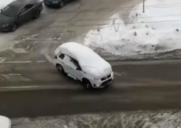 Guida il SUV con il parabrezza coperto di neve: troppa fiducia negli ADAS... [Video]