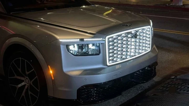 Bentley Torcal accende la notte: la sua enorme griglia illuminata non passa inosservata
