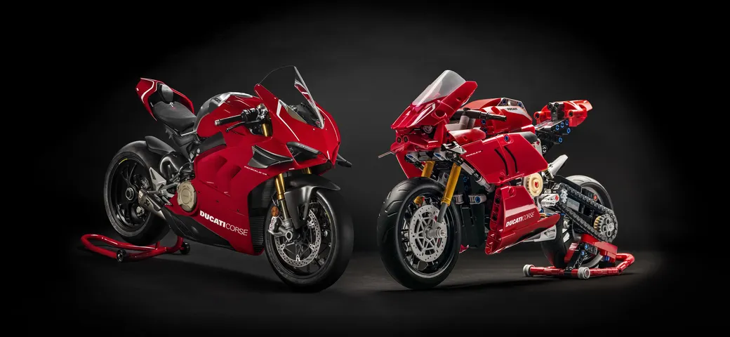 Ducati Panigale V4 R, LEGO la fa a pezzi: ecco il set per costruirla