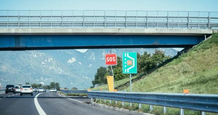 In autostrada a 30 km/h sulla corsia di sorpasso, fermato un automobilista francese