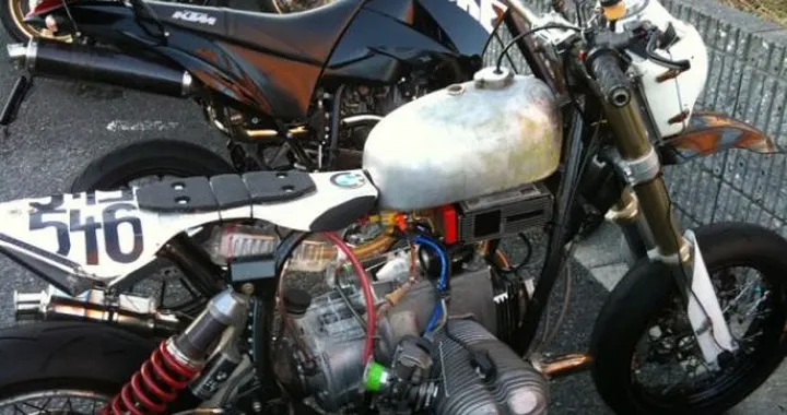 Un vecchia BMW trasformata in motard