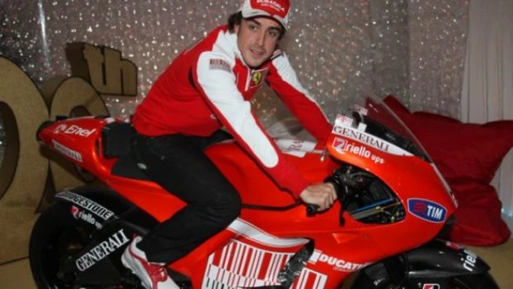 Ducati regala una DesmosediciRR a Fernando Alonso