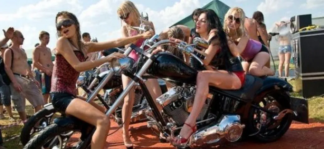 Sexy Bikers: l'autolavaggio dei sogni