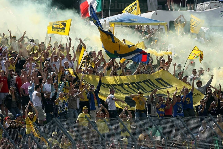 Sepang: il Presidente del fan club di Rossi perde il controllo [Video]