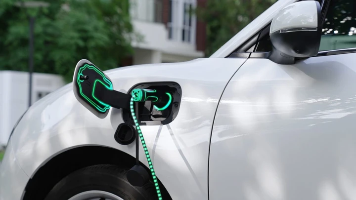 Auto elettriche, prezzi in calo