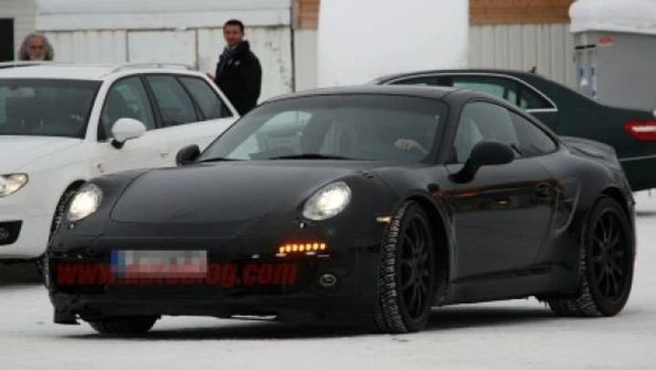 Nuova Porsche 911: la 998 con i fanali a LED semi-definiti