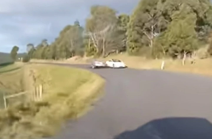 Una Toyota Camry rischia il contatto e cade nella scarpata [Video]