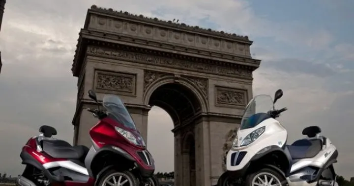 Piaggio MP3: debutta la gamma 2010 che comprende la versione ibrida 300cc
