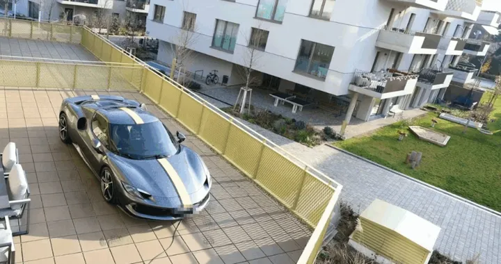 Lussuosa Ferrari parcheggiata sul balcone: strano ma non è Dubai