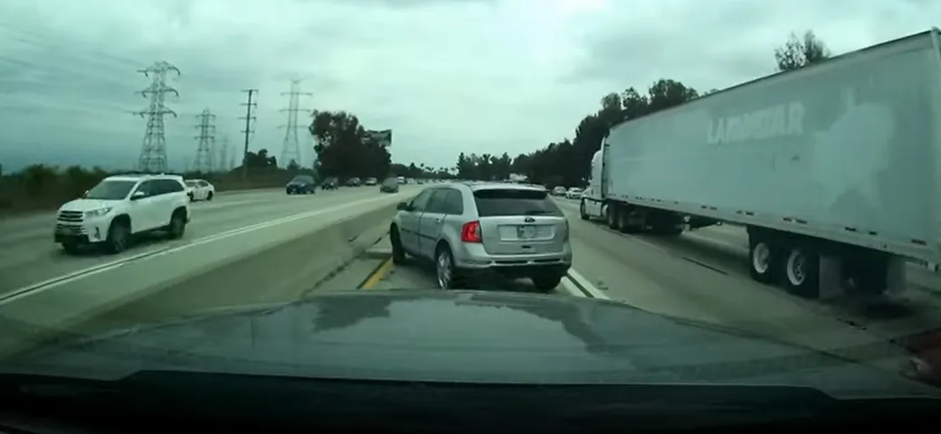 Invade la corsia e vuole avere ragione, ma la dashcam riprende tutto [Video]