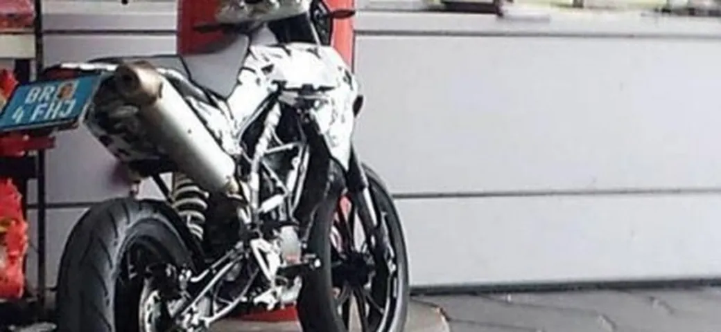KTM al lavoro su una nuova Supermoto su base Duke
