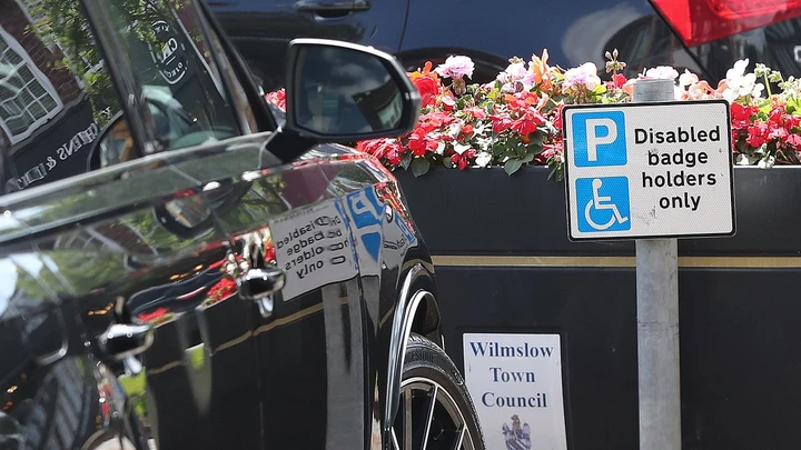 L'ex stella del Manchester United parcheggia in uno spazio disabili: polemiche